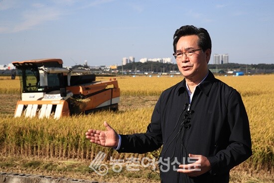 정황근 장관은 지난 13일 올해 가루쌀을 재배한 전북 익산시 금강동  미미농산의 가루쌀 수확현장을 찾아 현장을 점검했다.