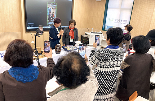 한국농식품여성CEO연합회는 10월 한 달간 전국을 순회하며 회원 60명을 대상으로 라이브커머스 교육을 실시했다.(사진은 전남도농업기술원에서 진행된 교육 장면)