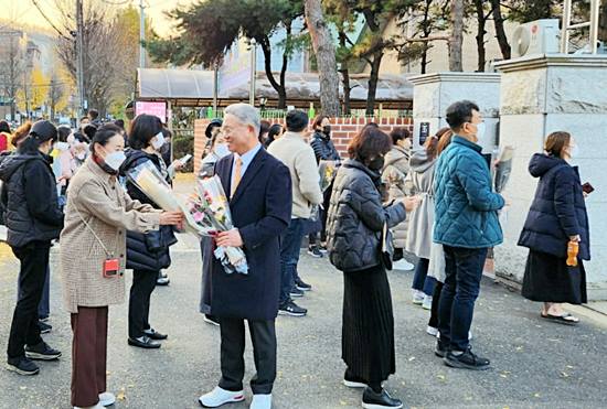 수능일인 11월17일 당일에 한국화훼단체협의회는 서울 4개 고교 앞에서 꽃나눔 행사로 학생과 학부모를 위로했다.