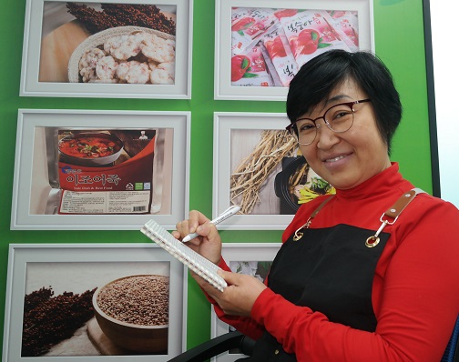 여성농업인들과 슬로시티제천협동조합을 함께하며 지역농산물소비를 촉진하고 있는 김은숙 대표.