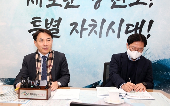 김진태 강원도지사(사진 왼쪽)의 공약인 반값 농자재 지원사업이 1월10일부터 신청을 받는다.