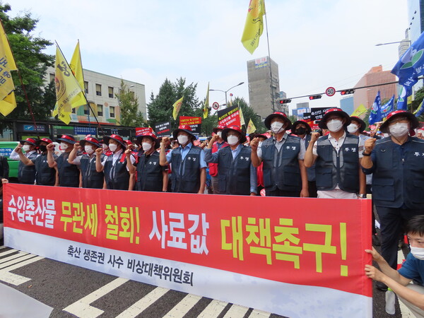 축산단체는 지난 8월 비대위를 구성하고 정부의 수입축산물 무관세 조치 철회를 요구하는 집회를 열었다.