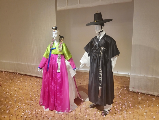 서울 아라아트센터에서 일생의례으로 디자인된 한복이 전시되고 있다.