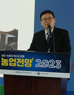 '농촌공간계획, 제도화 원년을 열다'에 대한 주제발표에 나선 한국농촌경제연구원 한이철 부연구위원