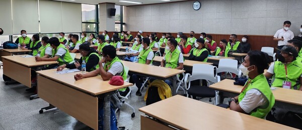 전남지역 공공형 계절근로자 사업에 참여한 외국인들이 교육을 받고 있다
