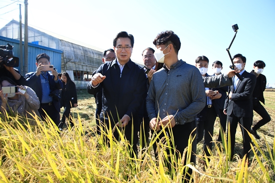 지난해 10월 전북 익산의 가루쌀 수확현장을 찾은 정황근 농식품부 장관