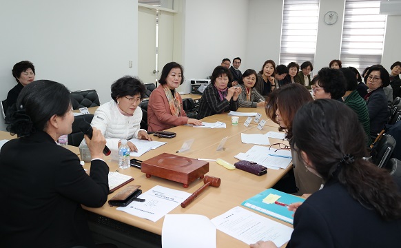 한국생활개선중앙연합회는 14일 경기 수원 중앙회 회의실에서 제175차 이사회를 열고 제15대 한국생활개선중앙연합회 운영방향을 논의했다.