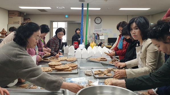 한국생활개선아산시연합회는 지난 29일 아산시농업기술센터에서 자살예방 공감확산 후원결연사업으로 찹쌀파이를 만들었다.