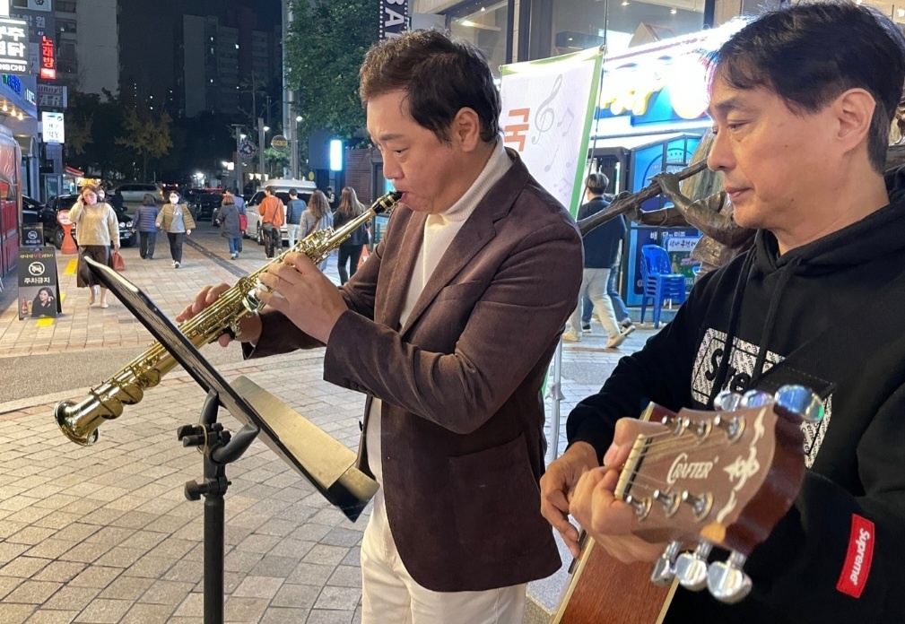 가수 김형아(왼쪽)가 작곡가 박해운과 함께 서울 노원 문화의거리에서 색소폰 버스킹을 하고 있다.