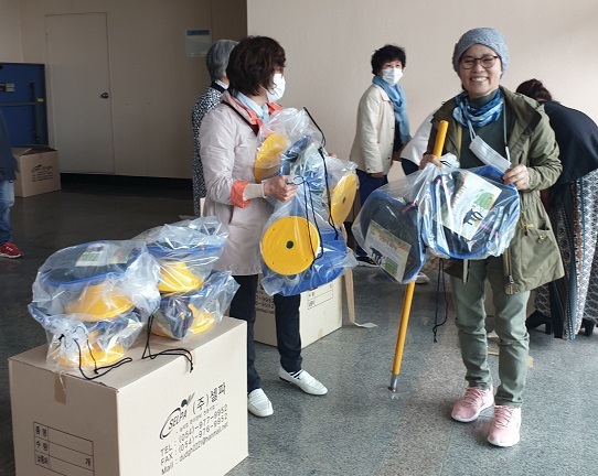 한국생활개선아산시연합회는 지난 26일 아산시농업기술센터에서 월례회의와 근골격계를 예방하는 편이장비를 배부했다.