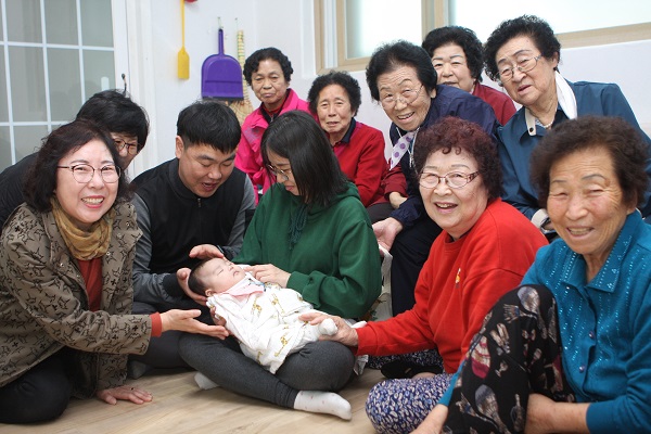 충북 단양 매포읍 평동8리 경로당 어르신들이 100일이 된 아기를 바라보고 활짝 웃고 있다.