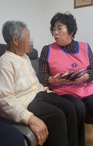 ​김양순 회장이 준비한 양말에 할머니는 연신 고마움을 전했다.​