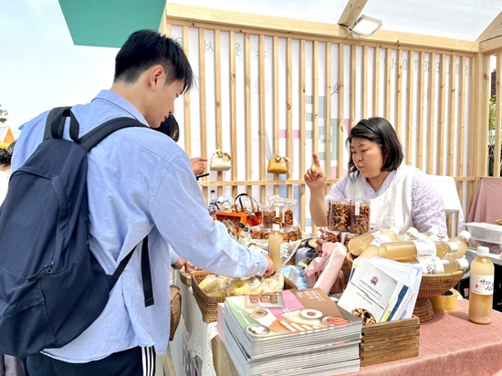한식진흥원이 7일까지 열리는 서울페스타에서 K-디저트를 시민들과 외국인 관광객을 대상으로 홍보하고 있다.