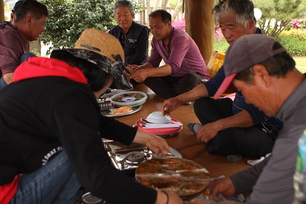 농번기 남성농업인들의 점심식사를 챙기고 있는 (사진 왼쪽)조영호씨.