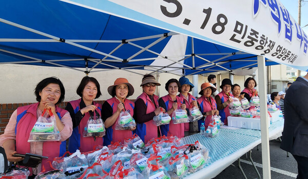 한국생활개선영암군연합회(회장 이경자)는 지난 17일  영암군청 앞 광장에서 5·18민주화운동 기념일을 맞아 ‘주먹밥 나눔 봉사’를 실시했다.