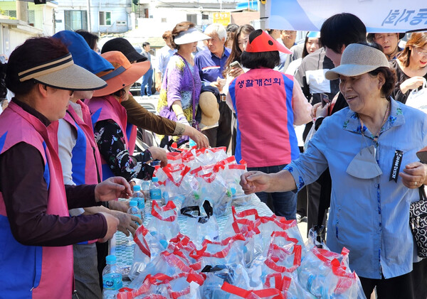 영암군생활개선회원들이 5·18 민주화 정신을 기리기 위해 시민들에게 주먹밥을 나눠주고 있다.