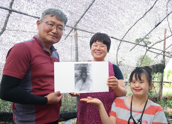 김교선 독립운동가의 영정사진을 들고 있는 (사진 왼쪽부터)손자 김보경씨와 손자며느리 박영수씨, 증손녀 김진희씨