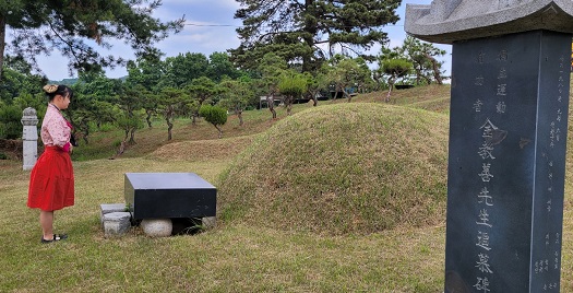 충남 천안 수신면 선산에 모신 김교선 독립유공자 묘소를 참배하고 있는 증손녀 김진희씨