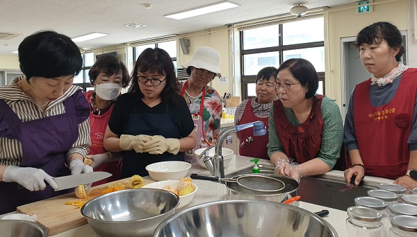 한국생활개선아산시연합회는 지난 14일 아산시농업기술센터에서 회원 17명이 참여한 가운데 농촌여성학습동아리 농산물가공반교육을 실시했다.