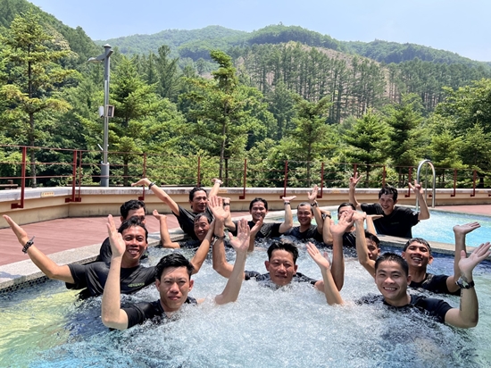 지난 19일 경북 영주 국립산림치유원 수(水)치유센터에서 외국인 계절근로자들이 ‘숲을 헤엄치다(Aqua Therapy)’ 프로그램을 즐겼다.