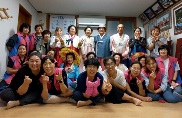 한국생활개선곡성군연합회는 지난 4일 곡성읍 서계마을 마을회관에서 30명의 어르신을 모시고 점심 식사를 대접하며 안부를 살폈다.