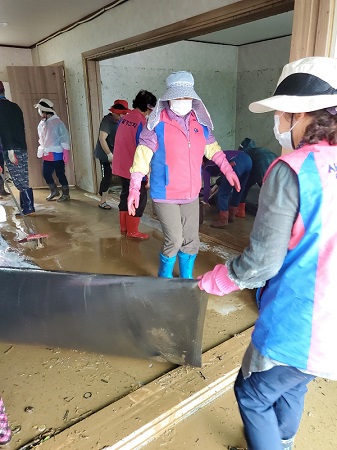 한국생활개선청양군연합회는 집중호우로 지역 내 피해 현장을 찾아 복구 활동과 식사 봉사활동을 펼치고 있다.