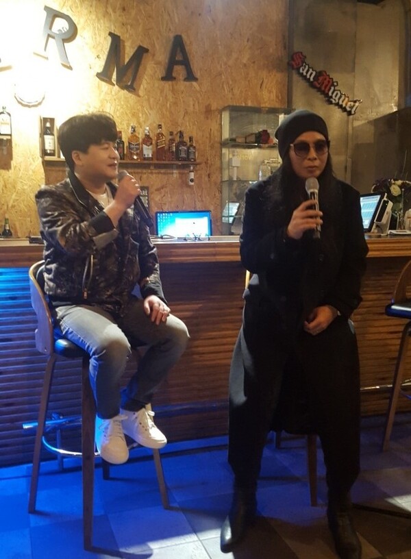 밴드 '부활'을 이끄는 김태원(사진 오른쪽)과 가수 이성욱이 맥주집 콘서트를 갖고 있다.