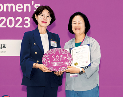 김순선 한국여성발명협회장(왼쪽)이 올해의 여성발명왕 장금자 대표와 기념촬영을 하고 있다.