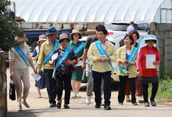 한국생활개선전라북도연합회는 지난 2일 농업인 온열질환 예방관리와 안전한 농작업 실천을 위한 영농 현장 캠페인을 벌였다.