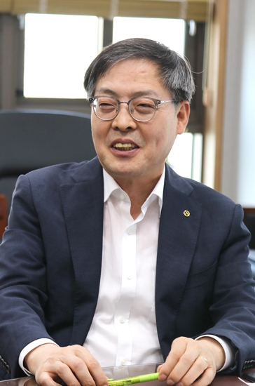 박병홍 축산물품질평가원장은 올해 조직개편을 단행하면서 기존 사업 중심에서 정책 중심으로 변화시켜 축산유통 전문기관으로 자리매김하겠다고 약속했다.