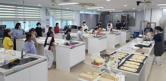한국생활개선남양주시연합회 빵사랑분과는 아동센터에서 재능기부로 피자 만들기 체험을 진행했다.