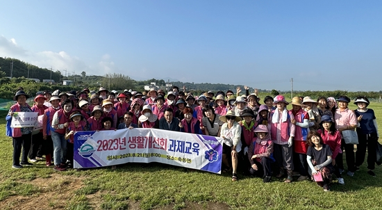 한국생활개선사천시연합회는 지난 21일 천연염색 교육과 함께 탄소중립 퍼포먼스도 펼쳤다.