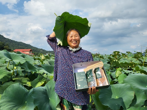 신현희 평화랜드농원 대표는 직접 농사지은 쌀과 연을 활용한 연잎차, 토핑누룽지 등을 답례품으로 선보이고 있다. 