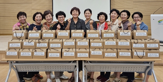 한국생활개선여주시연합회는 지난 4일 어려운 이웃들을 위한 추석맞이 송편나눔 봉사를 펼쳤다.