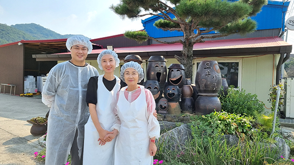 오복시루는 지역 농산물을 활용한 ‘건강 떡’의 자존심을 지키고 있다.(왼쪽부터)홍기성·김윤희 부부, 오복희 대표