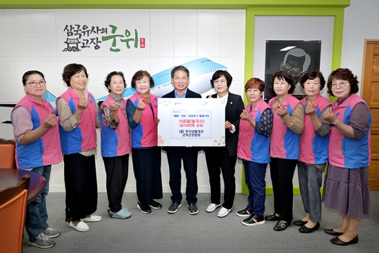 한국생활개선군위군연합회는 지난 14일 수재민을 위해 써달라며 쌀국수를 기탁했다.