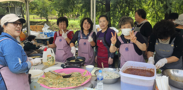 한국생활개선수원시연합회는 지난 23일 탑동시민농장 잔디광장에서 열린 제32회 그린농업축제에서 먹거리장터를 운영했다.