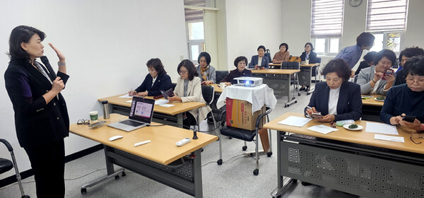 한국생활개선중앙연합회는 10~17일 3회에 걸쳐 중앙회 임원과 시도회장을 대상으로 디지털튜터 양성교육을 실시한다.