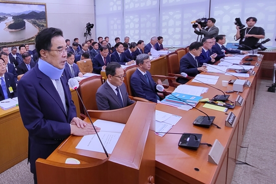 지난 13일 국정감사에서는 이성희 농협중앙회장이 경추디스크 수술을 이유로 30분 만에 자리를 떠나 논란이 됐다.