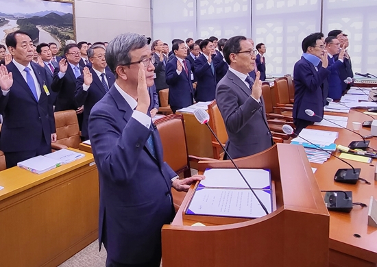 정기환 마사회장은 알박기 인사라는 꼬리표에 경영능력마저 떨어진다며 여당 의원들이 사퇴를 종용받았다.