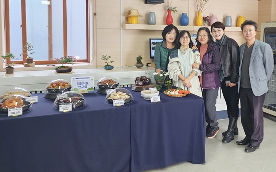 한국생활개선용인시연합회는 지난 14~15일 국화축제에서 생활과학기술교육 성과물 전시회를 열었다.