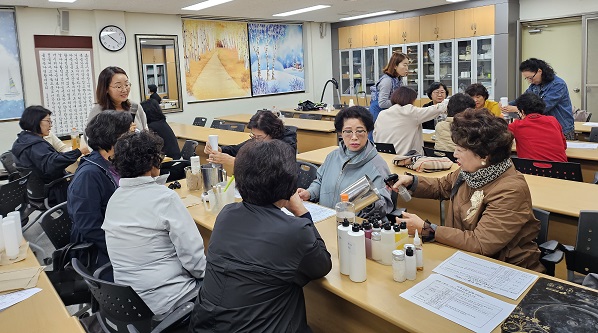 한국생활개선아산시연합회는 지난 19일부터 오는 30일까지 아산시농업기술센터 에서 회원 200명을 대상으로 생활자원교육을 활발히 진행하고 있다.