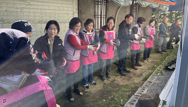 충북 충주 대소원면생활개선회는 지난 26일 연탄을 사용하고 있는 난방취약계층을 위해 연탄 2천장을 전달하는 봉사를 펼쳤다.