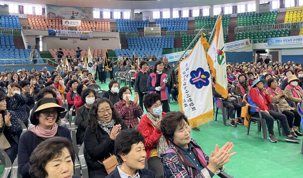 한국생활개선군산시연합회는 지난 1일 군산월명실내체육관에서 농업인 한마음대회를 개최했다.