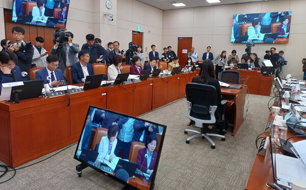 지난 2일 국회에서 여성가족부에 대한 국정감사가 진행됐다. 이날 김현숙 장관은 새만금 잼버리대회 파행에 대해 사과드린다며 고개를 숙였다.