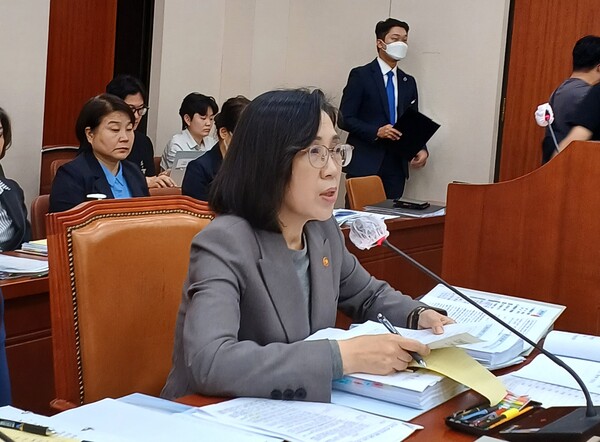 김현숙 여성가족부 장관이 지난 2일 열린 국회 여성가족위원회 국정감사에서 의원들의 질의에 답변하고 있다.