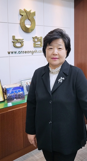 김은순 전국여성복지대상수상자협의회장은 농협의 여성복지 업무가 전문적이면서 지속적이어야 한다고 역설했다.
