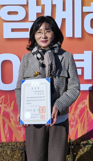 임소록 한국생활개선김천시연합회장이 제28회 농업인의 날 기념식에서 대통령 표창을 받았다.