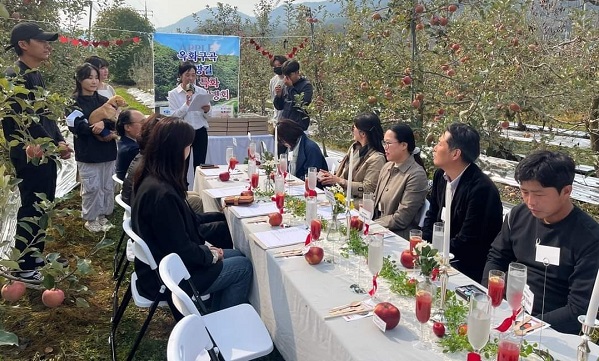 박준미 명인(사진 가운데)은 우박피해 사과를 활용한 도시락을 구성하고 주변 관광자원인 옥화구곡 관광길을 연계한 프로그램 개발에 나섰다.