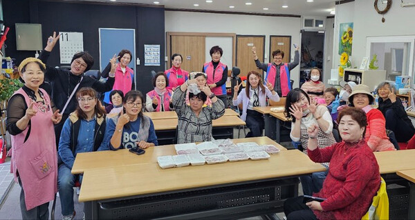 한국생활개선순천시연합회는 지난 3일 임원진들과 함께 순천시여성장애인복지센터에서 ‘찹쌀떡 만들기’ 체험을 실시했다.
